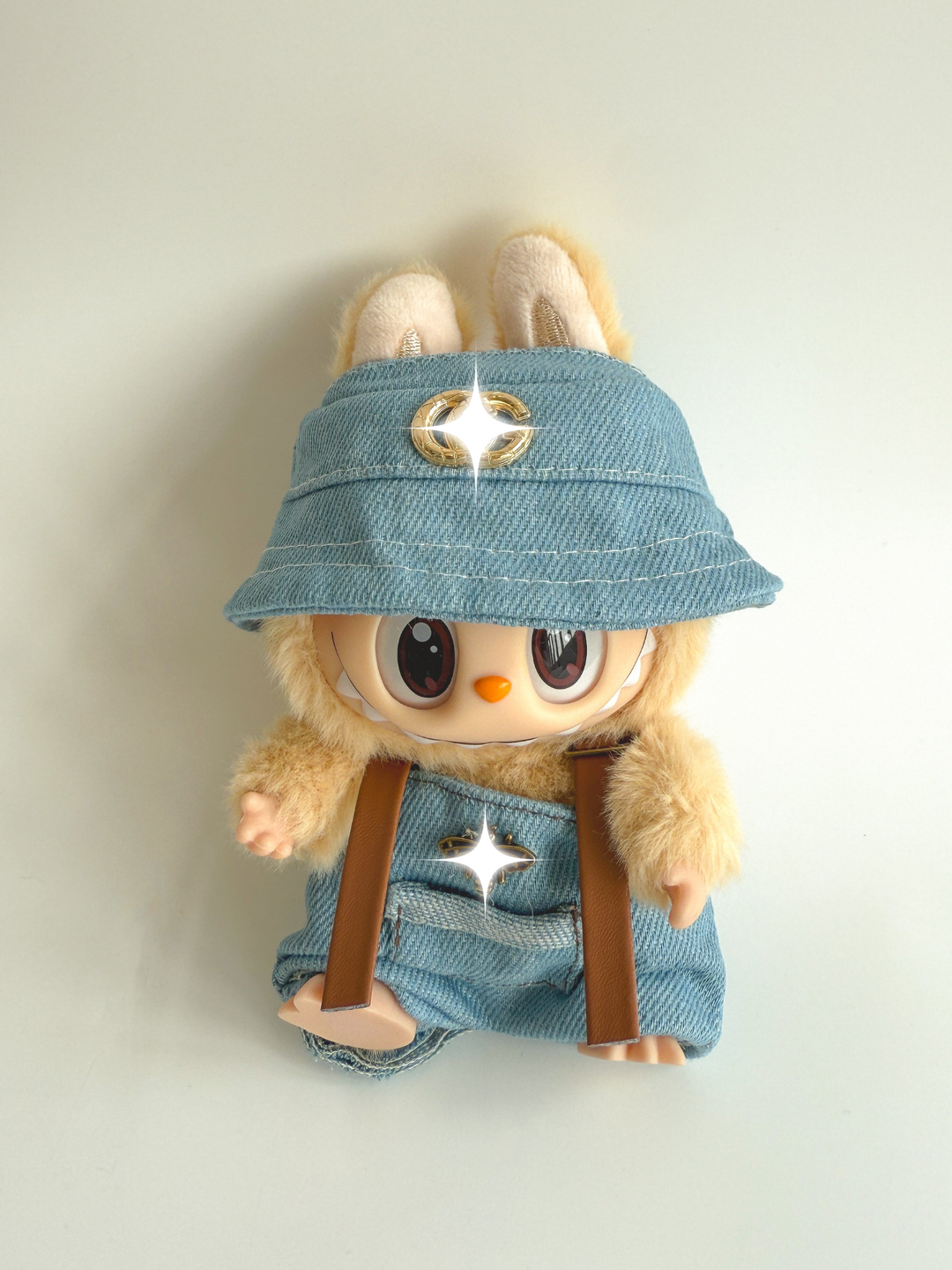 Labubu ゴールドスター デニムコーデ – バイザー & オーバーオールセット
