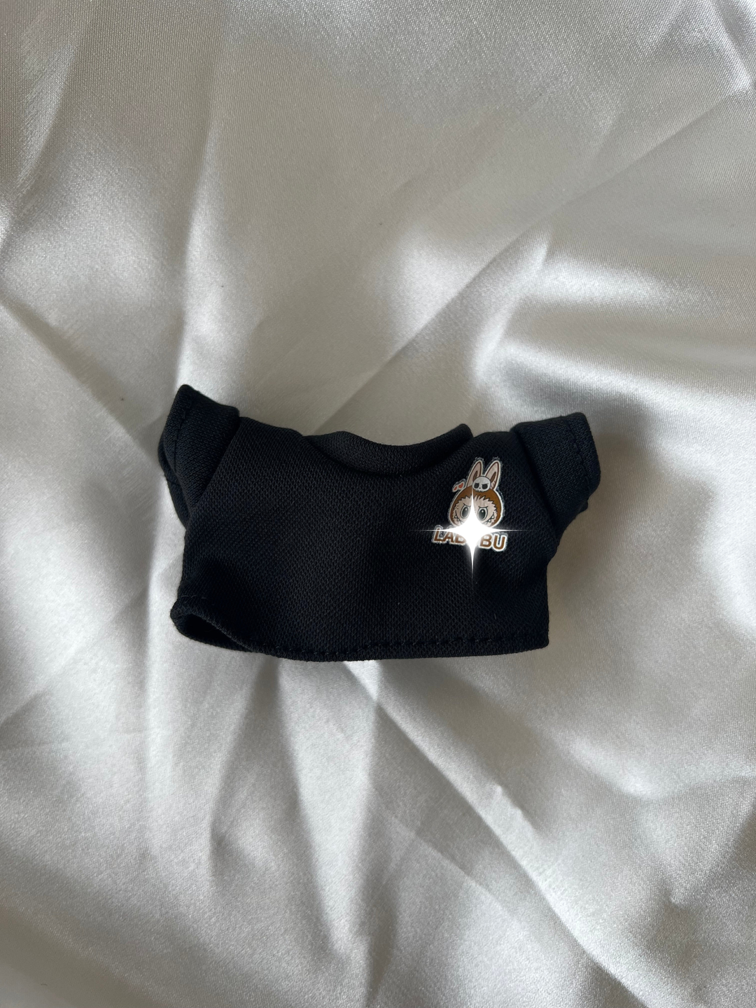 Ensemble streetwear Labubu : bonnet noir et jean (17 cm)
