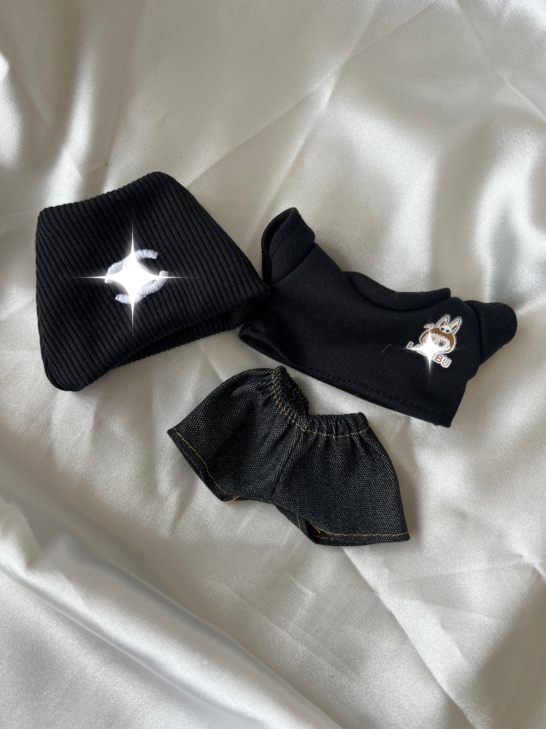 Ensemble streetwear Labubu : bonnet noir et jean (17 cm)