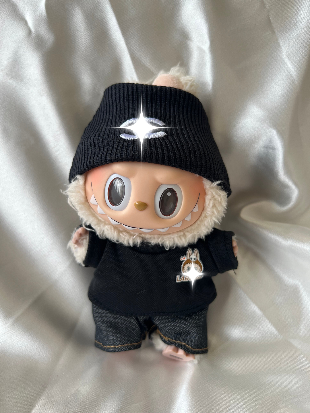 Ensemble streetwear Labubu : bonnet noir et jean (17 cm)