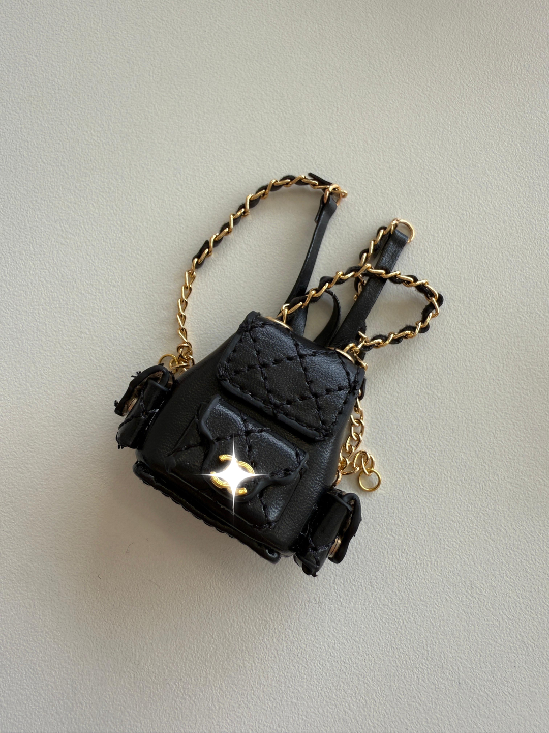 Labubu ミニチュアラグジュアリーバックパック – ブラックキルティング＆ゴールドアクセント