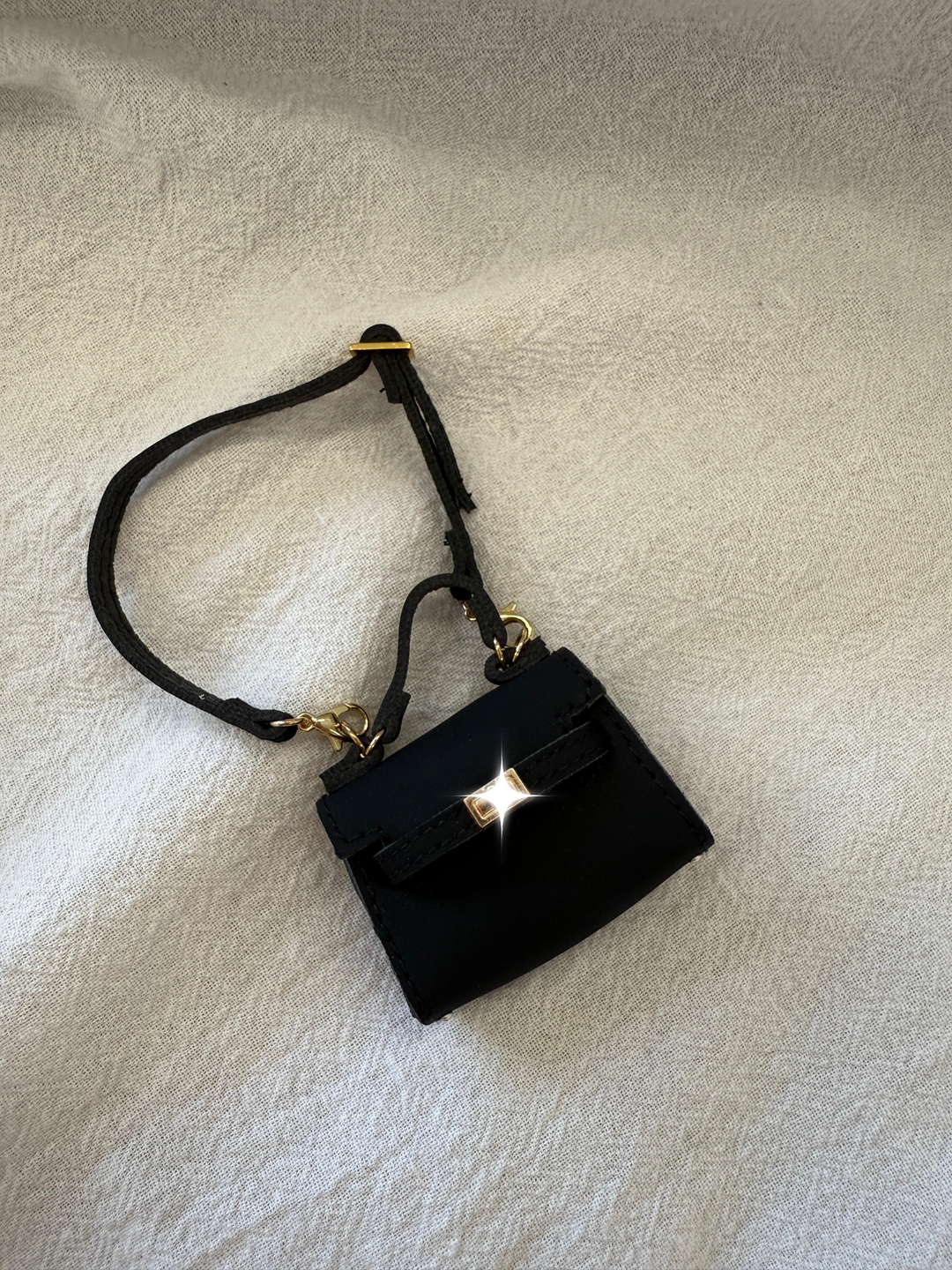 Labubu Miniature Tote Handbag – Black with Gold Lock
