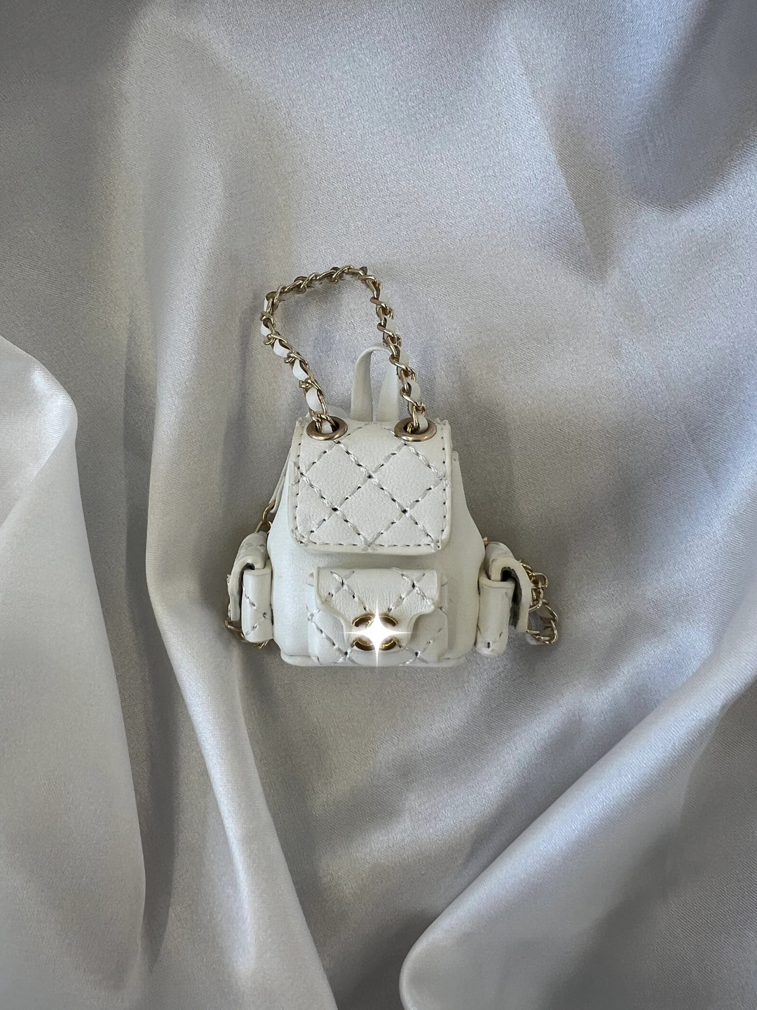Sac à dos miniature de luxe Labubu - Blanc matelassé avec des touches dorées
