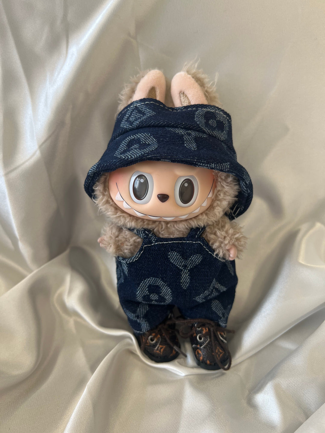 Labubu ネイビーモノグラムデニムセット – オーバーオール＆フィッシャーマンハット