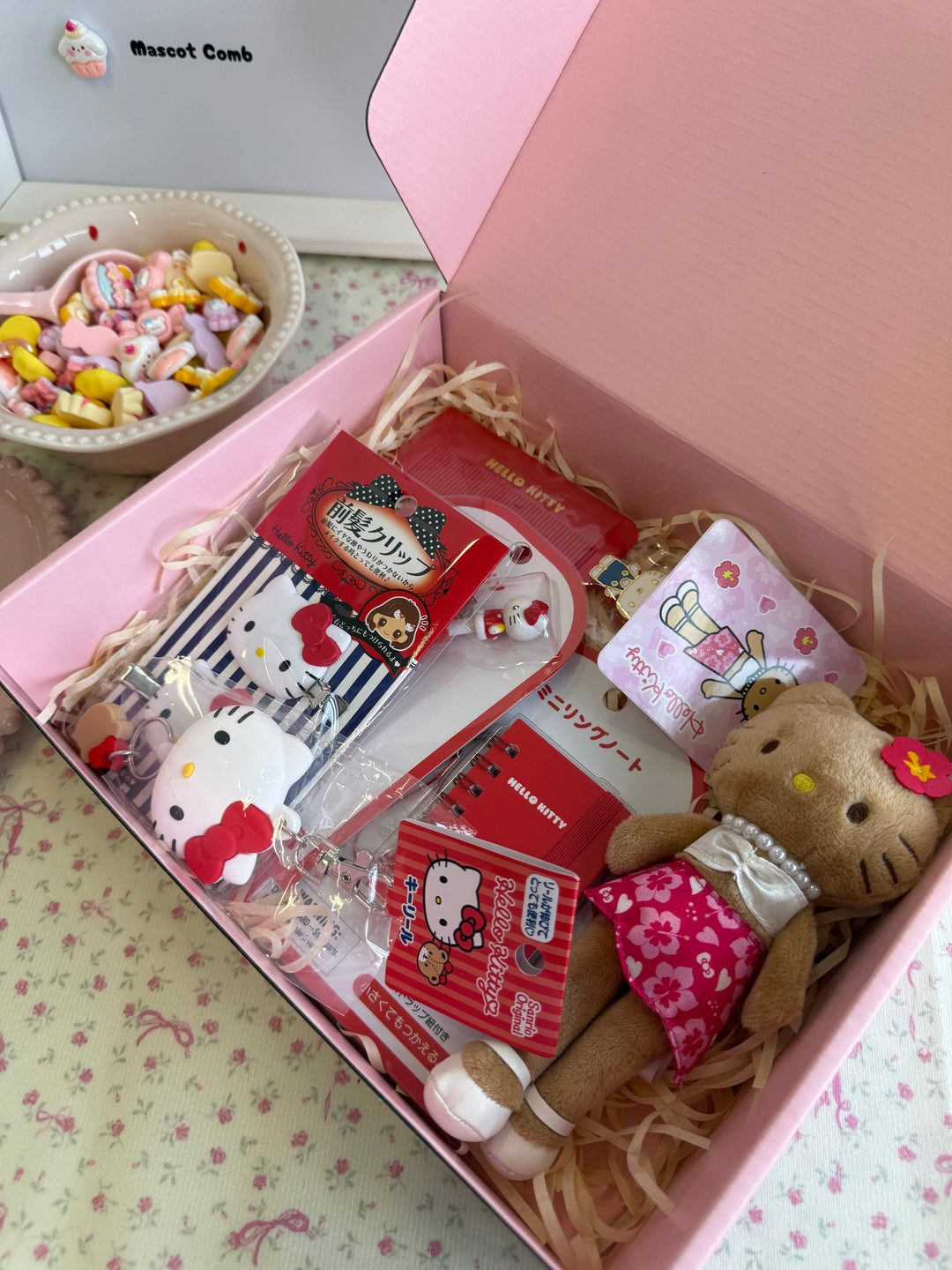 Sanrio Lucky Scoop 🌸 | Mystery Surprise Box | 8 Authentic Sanrio Items Per Scoop