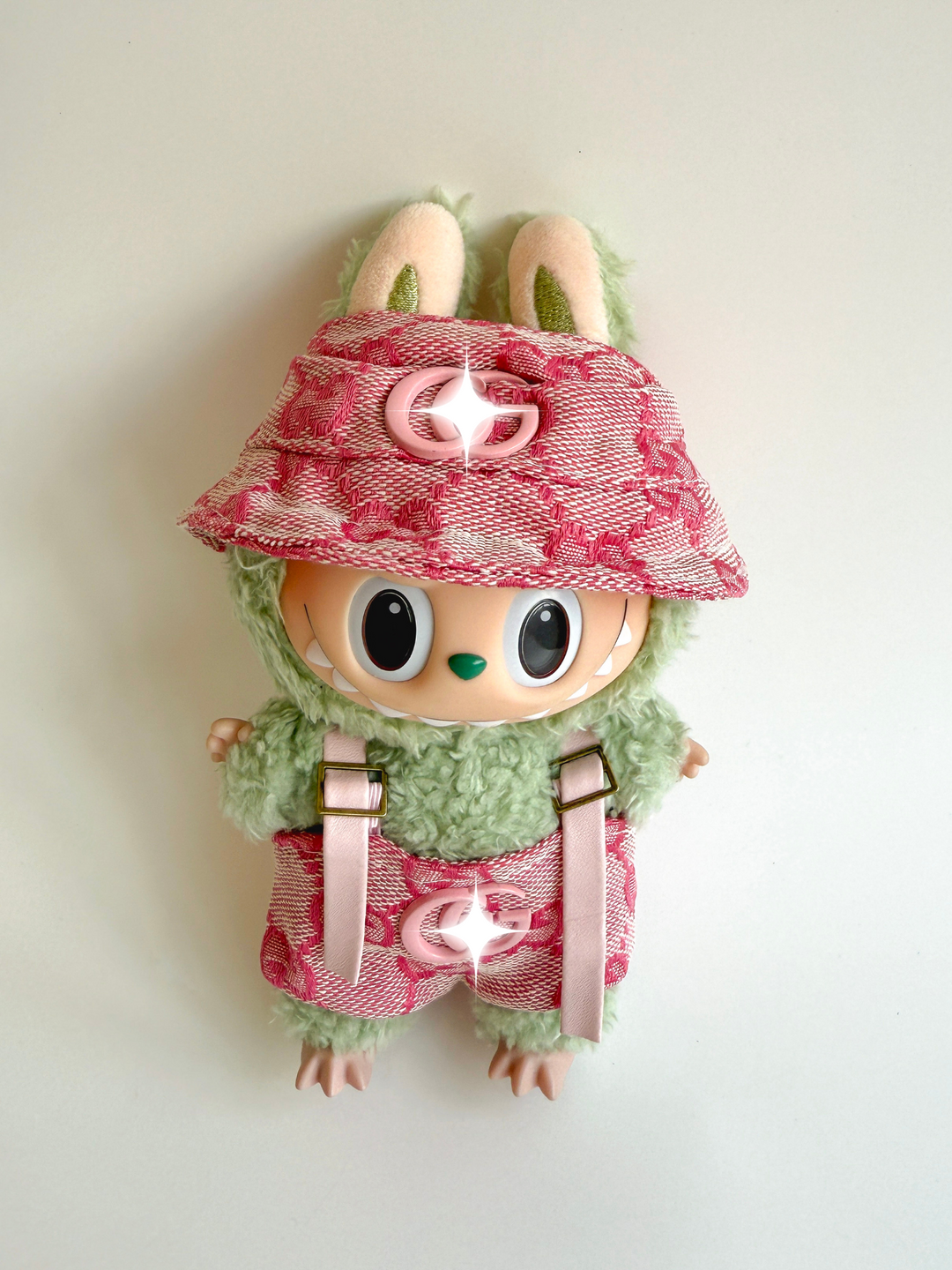 Labubu ピンクモノグラム アウトフィットセット – バケットハット & オーバーオール