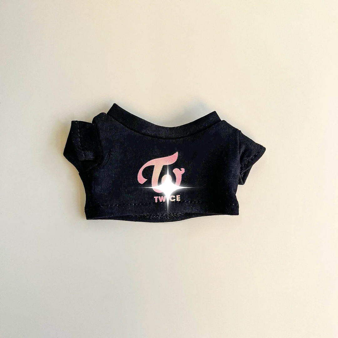 Outfit T-shirt Logo Idol Labubu Pink Signal (Coloré) — Avec Mini Lightstick Ventilateur (2 Articles)