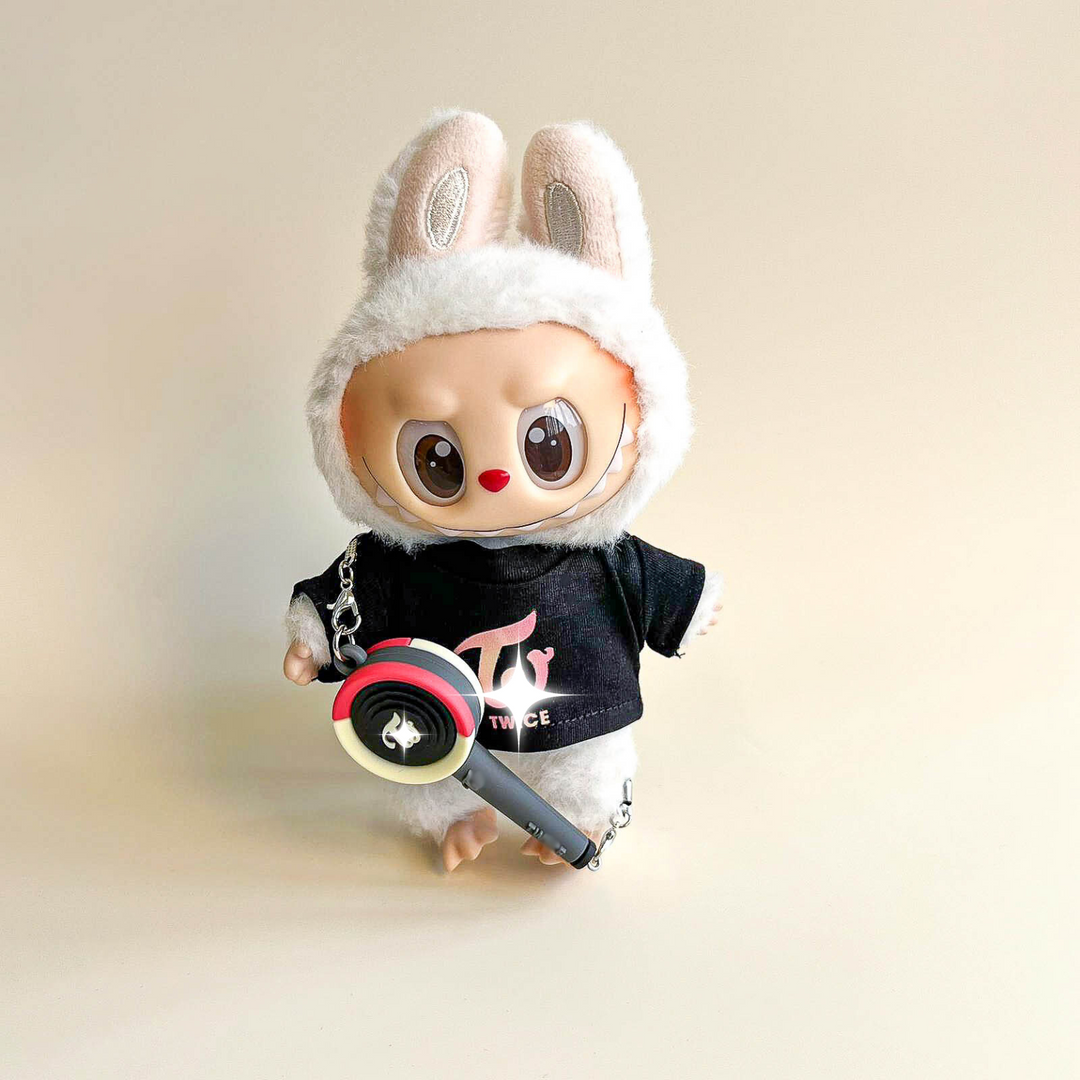 Outfit T-shirt Logo Idol Labubu Pink Signal (Coloré) — Avec Mini Lightstick Ventilateur (2 Articles)