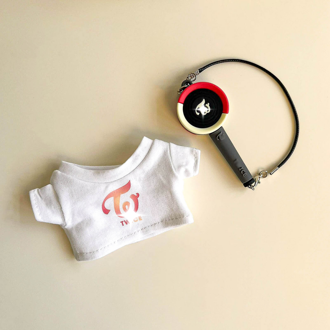 Outfit T-shirt Logo Idol Labubu Pink Signal (Coloré) — Avec Mini Lightstick Ventilateur (2 Articles)